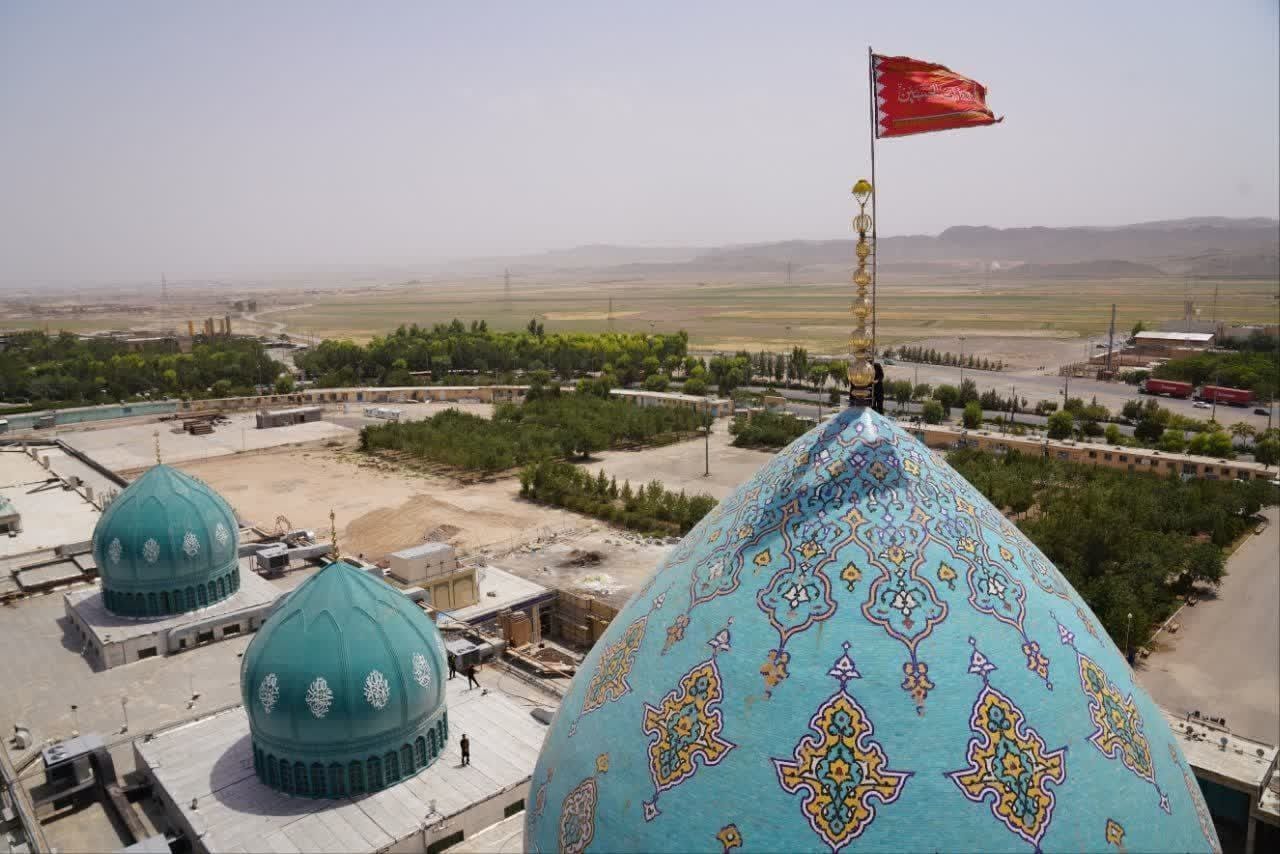 رفع العلم الأحمر على قبة مسجد جمكران اعلانا للانتقام لاغتيال اسماعيل هنية